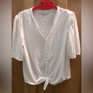 White blouse with buttons and tied bow. (Size US : XS)